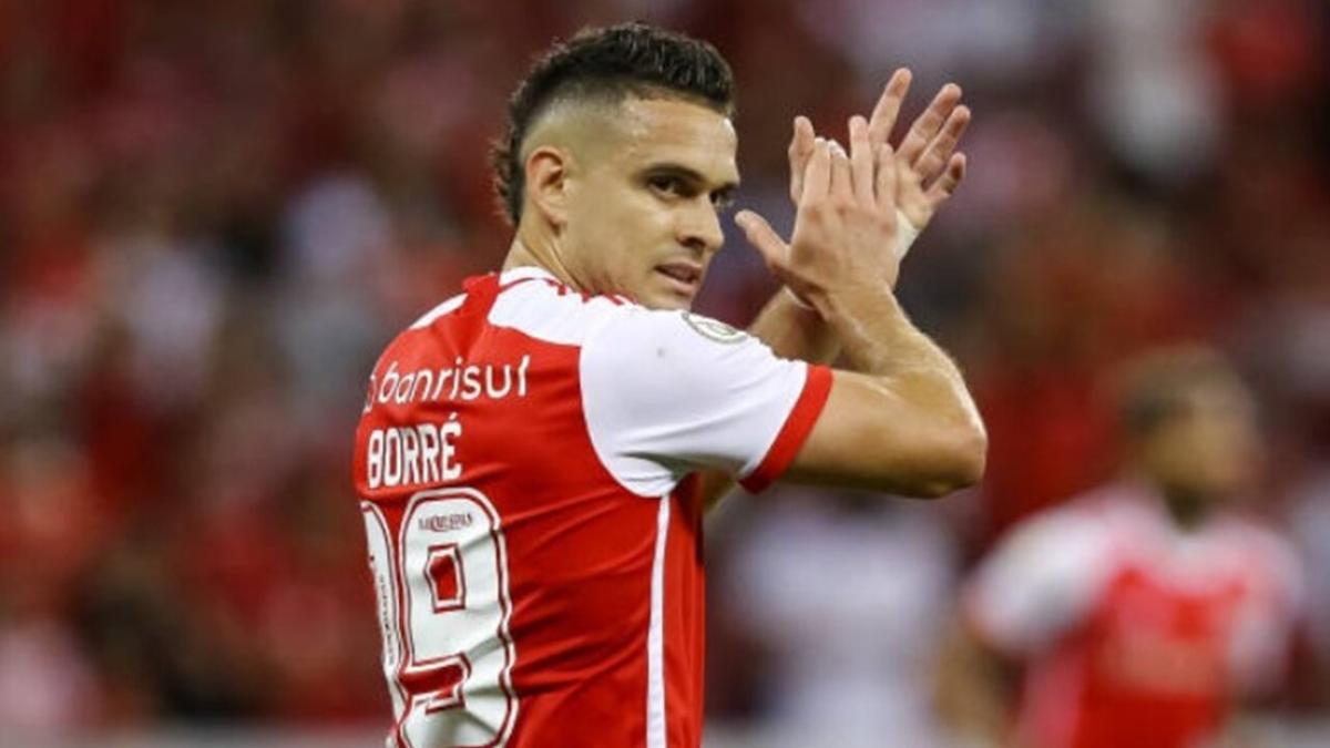 Internacional forward Rafael Borre claps the fans
